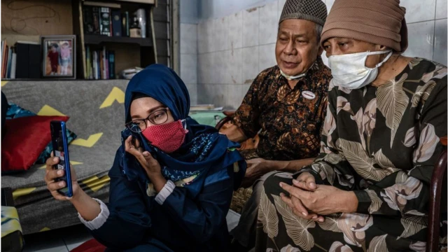 يحتفلون بالعيد مع أقاربهم عن بعد