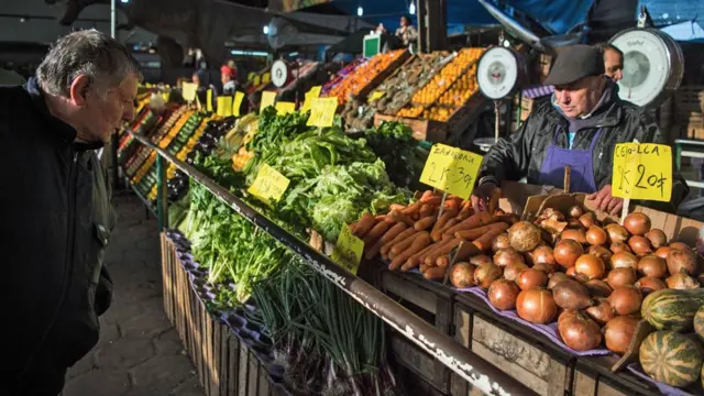 Así Macri lo atribuya a "la herencia", la economía no termina de levantar cabeza y corre el riesgo de que le empiece a pasar factura al mandatario. Hasta ahora no ha pasado.