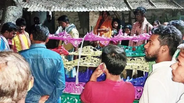 અરથીને કાંધ આપતાં લોકો