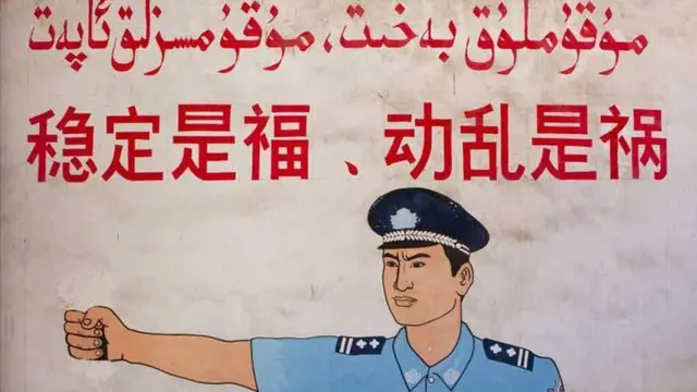 শিনজিয়াংএর একটি পোস্টার : 'স্থিতিশীলতাই আশীর্বাদ'