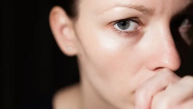 Mujer preocupada mirando a la cámara