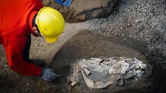 An expert works on a horse skeleton in an ancient stable during excavations in Pompeii, near Naples, Italy, 23 December 2018.