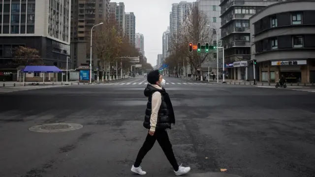 Mujer con mascarilla en Wuhan