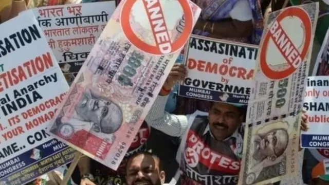 नोट बंद करने के विरोध में प्रदर्शन