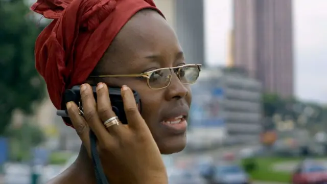 Nwaanyị na-aza oku ekwentị