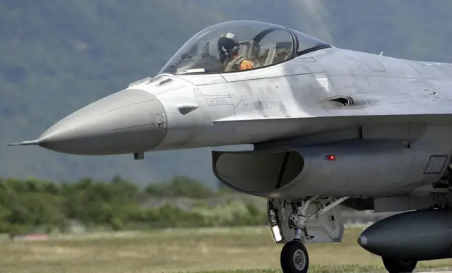 老布什在总统期间，批准相当关键的对台F-16战斗机军售案