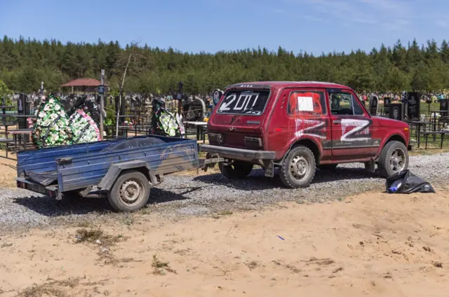 Рубежное. Автомобиль с телами погибших мирных жителей города, попавшего под обстрел, 5 мая 2022 года.