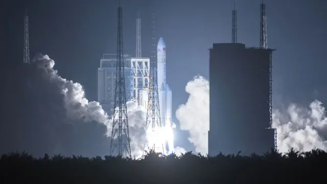 Roket Long March-5 meluncur dari pusat antariksa di Wenchang, menandai ambisi luar angkasa Cina.