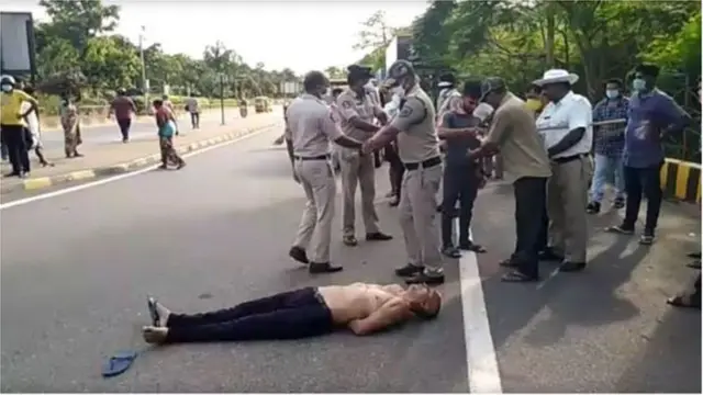 विशाखापट्टणममध्येच राहणारे आणि काम करणारे डॉ. राव आता पुन्हा या आठवड्यात चर्चेत आहेत कारण त्यांचा एक व्हिडिओ सध्या व्हायरल झालाय..
