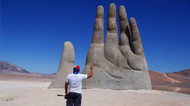 Mano en el desierto de Atacama.