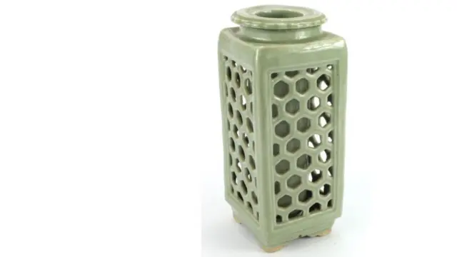 ドアストッパー」代わりの花瓶、明時代のものと判明 60万円で落札