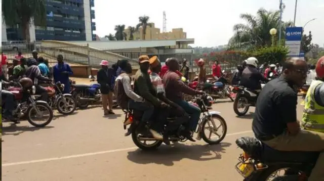Abagendesha amapikipiki bari mu munezero w'irahizwa rya Bobi i Kampala