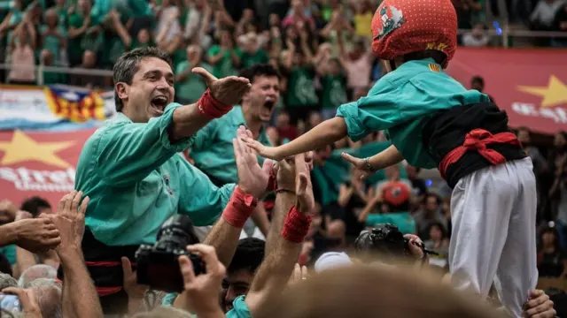 Ilmo madaxa loogu xiray helmet badbaadiya ayaa ka mid ah kooxda oo meesha u koraysa saaran