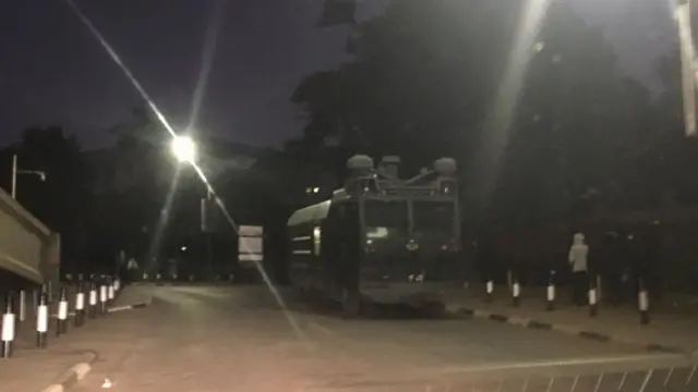 Maafisa wa polisi wakiwa na magari ya kukabiliana na gharia karibu na uwanja wa Uhuru Park mapema leo