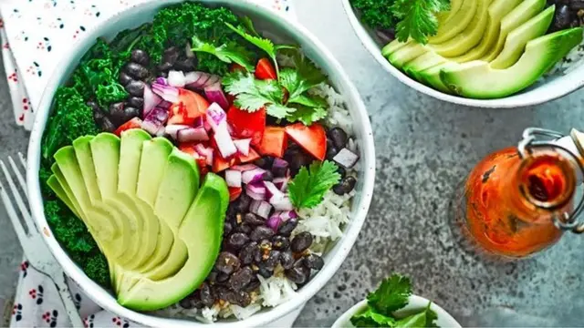 Les légumes à feuilles vertes (épinards, chou frisé, pak choi et brocoli), les céréales complètes, les noix et les graines sont des sources alimentaires de magnésium, de calcium et de folate.