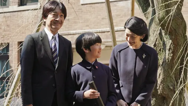 आफ्ना आमाबुवासँग राजकुमार हिसाहितो