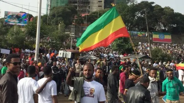 በመስቀል አደባባይ የተገኙትን ሰዎች 'ሰልፊ' የሚያነሳ ወጣት