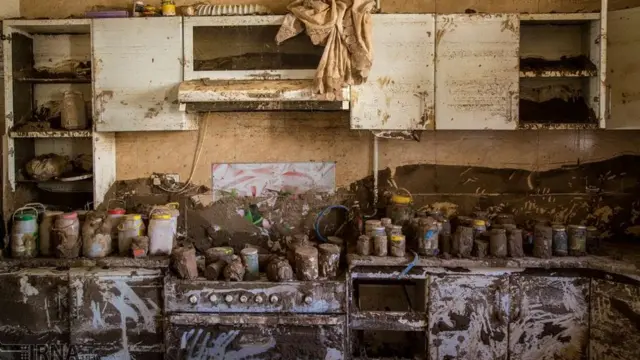 بسیاری از مناطق سیل‌زده مانند این خانه در پلدختر، با گل و لای و خسارات فراوانی روبرو شده‌اند