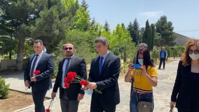 Azərbaycan Xalq Cəbhəsi Partiyasının sədri Əli Kərimli, sədr müavini Seymur Həzi və digərləri də Rəsulzadənin Novxanıdakı abidəsini ziyarət edərək gül dəstələri qoyublar.