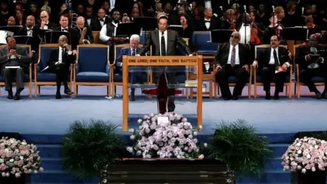 سموكي روبنسون كان ينظر مباشرة إلى نعش أريثا خلال إلقاء كلمته في متحف تشارلز رايت