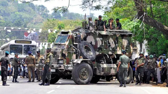 શ્રીલંકામાં લગાવેલી કટોકટીમાં રસ્તા પર ઊતરેલા સૈન્યની તસવીર
