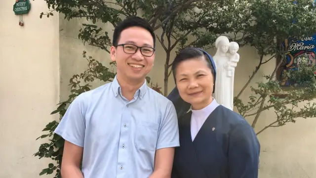 Trần Quốc Toản cùng sơ Maria Lang trước cửa nhà thờ công giáo ở Kawaguchi, nơi anh dạy tiếng Nhật tình nguyện cho nhiều du học sinh/thực tập sinh người Việt