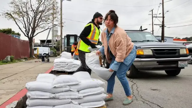 أكياس رمل توزع في سان فرانسيسكو لمنع الفيضانات