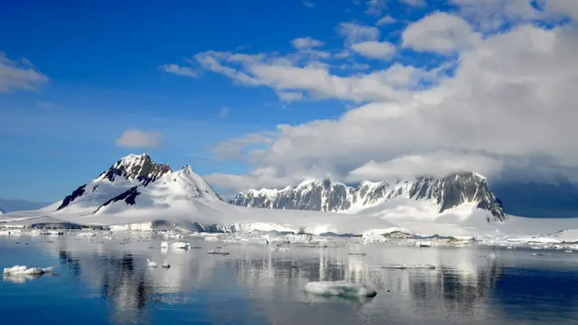 Montaña cubierta de nieve en Antártica