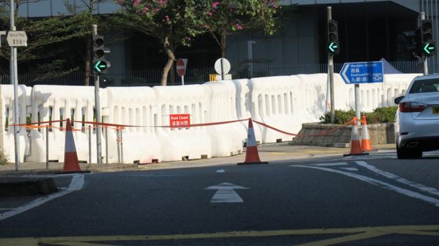 从红棉路口眺望香港政府总部西翼外之水马阵（3/1/2020）
