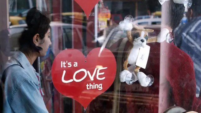 दिल के कटआउट को देखती लड़की