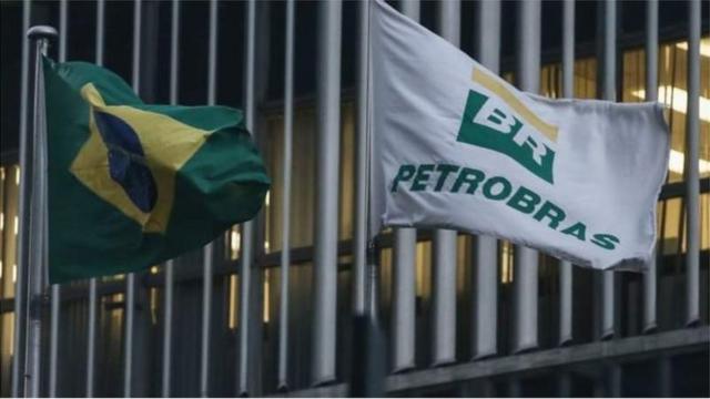 Bandeiras do Brasil e da Petrobras na frente da sede da empresa