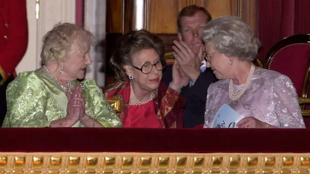 A rainha-mãe e as filhas no balé,royal cassino2001.