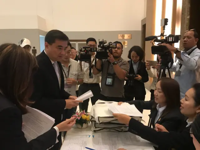 นายอภิสิทธิ์ เวชชาชีวะ หัวหน้าพรรคประชาธิปัตย์ นำทีมกรรมการบริหารพรรครวม 7 คน ร่วมประชุมกับ กกต.