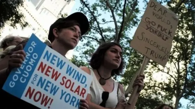 पेरिस जलवायु संधि से बाहर आने पर विरोध-प्रदर्शन