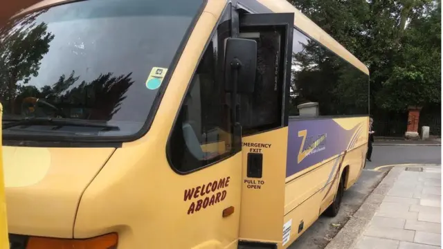 এমন বাসে করে স্টেডিয়ামে যান দর্শকরা