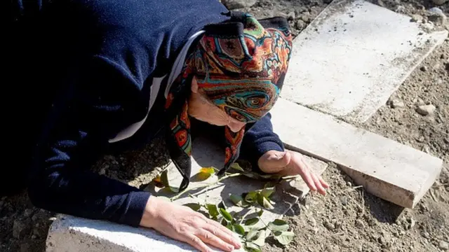 Qəbir üstünə gələn qadın