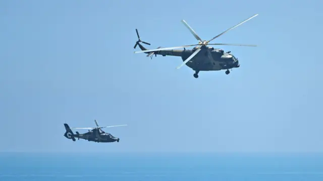 طائرات حربية تحلق فوق جزيرة بينغتان الصينية القريبة من تايوان