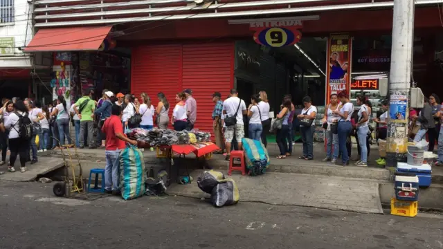 Venezolanos hacen fila para cambiar bolívares a pesos colombianos.