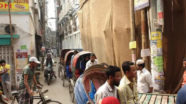 পুরানো ঢাকায় ঝুঁকির অন্যতম কারণ এখানকার সরু রাস্তা।