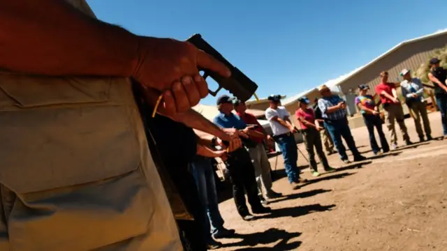 учителя с пистолетами