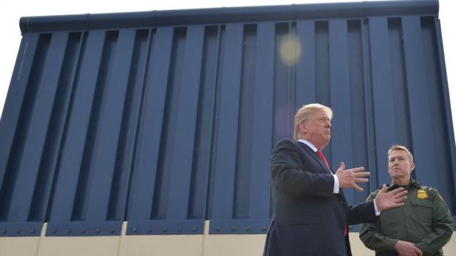 Donald Trump com pedaço do muro