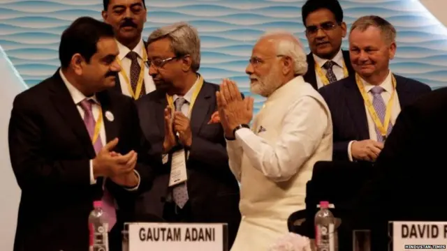 गौतम अदानी के साथ नरेंद्र मोदी