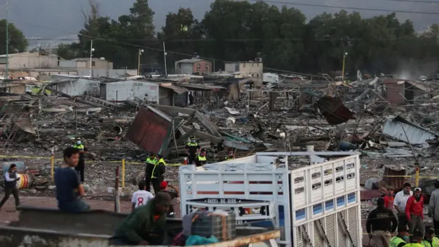 Puestos de venta arrasados por las llamas.