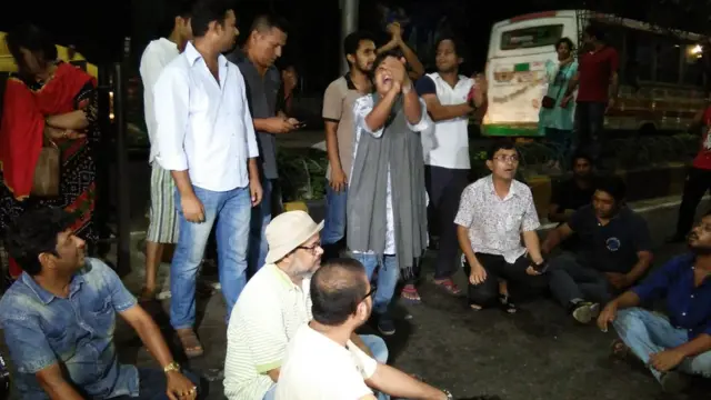 ভাস্কর্ষ সরানোর প্রতিবাদ করছেন অনেকে