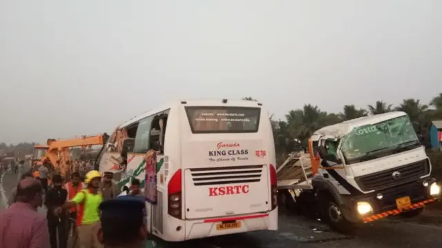 திருப்பூர் அருகே பேருந்தும் லாரியும் எதிரெதிரே மோதி விபத்து: 20 பேர் பலி