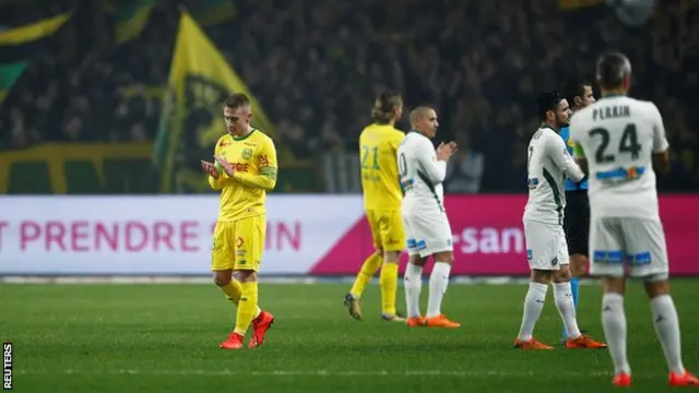 saygı duruşu için duran futbolcular.