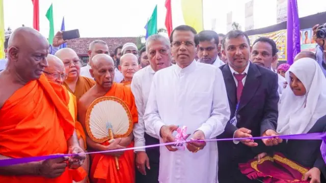 ஜனாதிபதி மைத்திரிபால சிறிசேன பள்ளி கட்டடத் தொகுதியை திறந்து வைத்தார்.