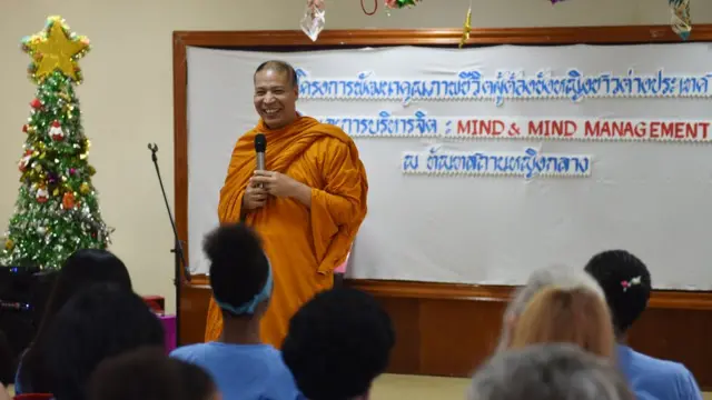 พระอนิลมานบรรยายให้ผู้ต้องขังหญิงต่างชาติ