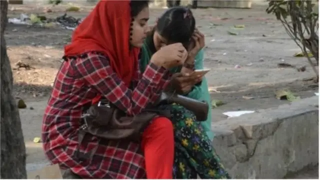 অনেক নারী বলছেন, তারা যেকোনো মতামত প্রকাশের ক্ষেত্রে কিংবা পাবলিক পোস্টে কমেন্টের ক্ষেত্রে নানা ধরনের হয়রানির মুখে পড়েন, নানা মন্তব্যের শিকার হতে হয়। (ফাইল ফটো)