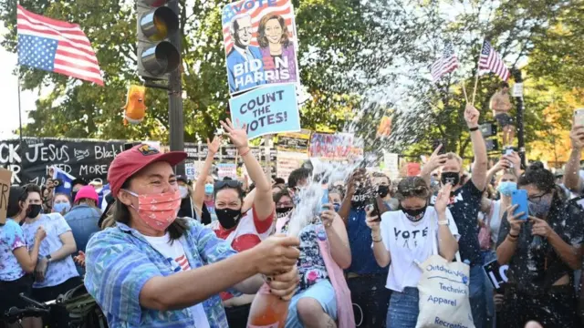 بازکردن نوشابه الکلی به افتخار پیروزی بایدن در واشنگتن